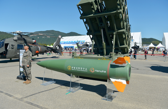 지난해 10월 충남 계룡대 활주로에서 열린 첨단 신규장비 전력화 행사에서 우레(전술지대지유도무기 KTSSM)가 일반에 공개되고 있다. 중앙포토