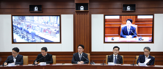 김민석 국무총리(가운데)가 지난달 24일 정부서울청사에서 열린 헌법존중 정부혁신 TF 간담회에서 모두 발언을 하고 있다. 뉴스1