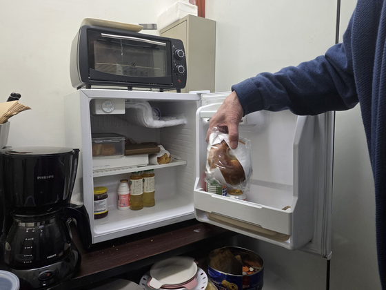 조장희의 냉장고. 매일 아침 사 온다는 베이글이 가장 먼저 눈에 띈다. 서지원 기자