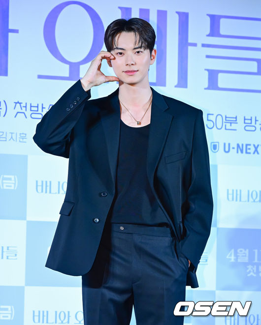 [OSEN=지형준 기자] 3일 오후 서울 용산구 CGV 용산아이파크몰에서 MBC 새 금토드라마 '바니와 오빠들' 제작발표회가 열렸다.'바니와 오빠들'은흑역사로 남아버린 첫 연애 이후, 갑자기 다가온 매력적인 남자들과 엮이게 된 바니의 남친 찾기 로맨스 드라마다. 'MZ여신'으로 불리는 배우 노정의가 타이틀 롤을 맡아 신예 이채민, 조준영과 호흡을 맞추기로 해 기대를 모으고 있다.배우 이채민이 포토타임을 하고 있다. 2025.04.03 / jpnews@osen.co.kr