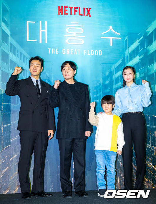 [OSEN=박준형 기자] 16일 서울 용산아이파크몰 내 용산 CGV에서 넷플릭스 영화 '대홍수' 제작보고회가 진행됐다.‘대홍수’는 대홍수가 덮친 지구의 마지막 날, 인류가 살아남을 수 있는 마지막 희망을 건 이들이 물에 잠겨가는 아파트 속에서 벌이는 사투를 그린 SF 재난 블록버스터로 이날 배우 김다미, 박해수,권은성과김병우감독이 참석했다.배우 박해수와 김병우 감독, 권은성, 김다미가 포즈를 취하고 있다.  2025.12.16 / soul1014@osen.co.kr  