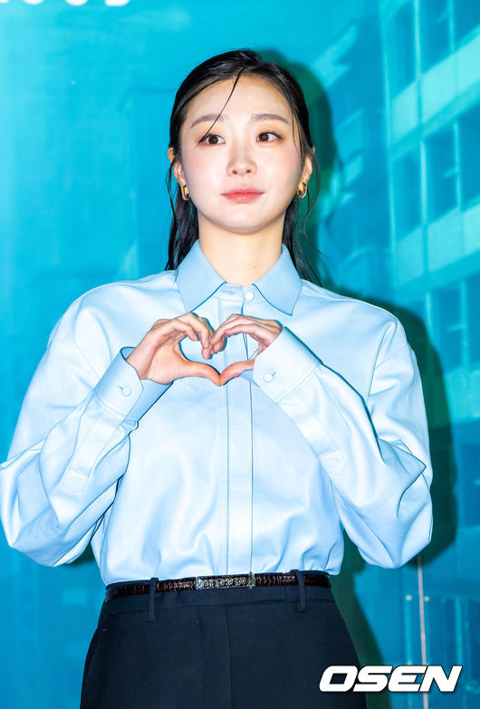 [OSEN=박준형 기자] 16일 서울 용산아이파크몰 내 용산 CGV에서 넷플릭스 영화 '대홍수' 제작보고회가 진행됐다.‘대홍수’는 대홍수가 덮친 지구의 마지막 날, 인류가 살아남을 수 있는 마지막 희망을 건 이들이 물에 잠겨가는 아파트 속에서 벌이는 사투를 그린 SF 재난 블록버스터로 이날 배우 김다미, 박해수,권은성과김병우감독이 참석했다.배우 김다미가 포즈를 취하고 있다.  2025.12.16 / soul1014@osen.co.kr  