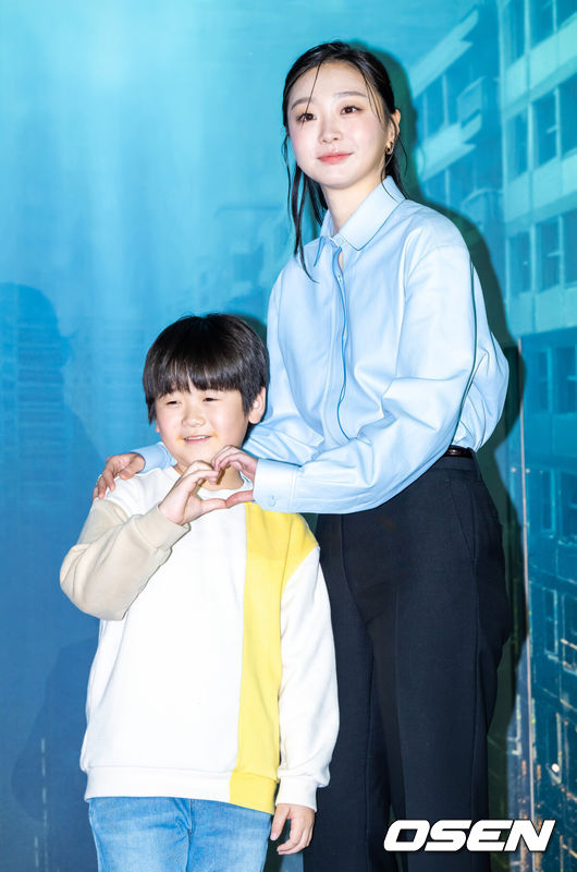 [OSEN=박준형 기자] 16일 서울 용산아이파크몰 내 용산 CGV에서 넷플릭스 영화 '대홍수' 제작보고회가 진행됐다.‘대홍수’는 대홍수가 덮친 지구의 마지막 날, 인류가 살아남을 수 있는 마지막 희망을 건 이들이 물에 잠겨가는 아파트 속에서 벌이는 사투를 그린 SF 재난 블록버스터로 이날 배우 김다미, 박해수,권은성과김병우감독이 참석했다.배우 권은성과 김다미가 포즈를 취하고 있다.  2025.12.16 / soul1014@osen.co.kr  