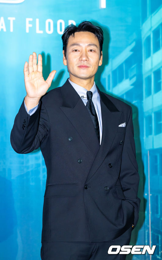 [OSEN=박준형 기자] 16일 서울 용산아이파크몰 내 용산 CGV에서 넷플릭스 영화 '대홍수' 제작보고회가 진행됐다.‘대홍수’는 대홍수가 덮친 지구의 마지막 날, 인류가 살아남을 수 있는 마지막 희망을 건 이들이 물에 잠겨가는 아파트 속에서 벌이는 사투를 그린 SF 재난 블록버스터로 이날 배우 김다미, 박해수,권은성과김병우감독이 참석했다.배우 박해수가 포즈를 취하고 있다.  2025.12.16 / soul1014@osen.co.kr  