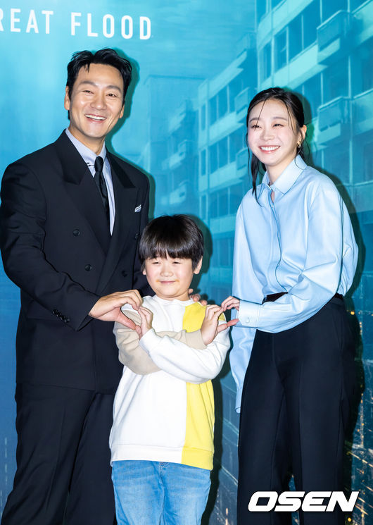 [OSEN=박준형 기자] 16일 서울 용산아이파크몰 내 용산 CGV에서 넷플릭스 영화 '대홍수' 제작보고회가 진행됐다.‘대홍수’는 대홍수가 덮친 지구의 마지막 날, 인류가 살아남을 수 있는 마지막 희망을 건 이들이 물에 잠겨가는 아파트 속에서 벌이는 사투를 그린 SF 재난 블록버스터로 이날 배우 김다미, 박해수,권은성과김병우감독이 참석했다.배우 박해수와 권은성, 김다미가 포즈를 취하고 있다.  2025.12.16 / soul1014@osen.co.kr  