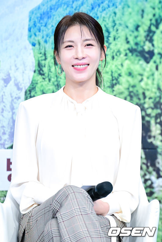 [OSEN=최규한 기자] 16일 오후 서울 신도림동 더링크호텔에서 JTBC 새 예능 ‘당일배송 우리집’ 제작발표회가 열렸다.‘당일배송 우리집’은 단순한 여행을 넘어 로망 속 장소에 도착한 집에서 펼쳐지는 '리얼 하루살이 체험'을 그려내는 이동식 주택과 로컬 라이프를 결합한 프로그램이다.배우 하지원이 인사말을 전한 뒤 미소짓고 있다. 2025.12.16 / dreamer@osen.co.kr