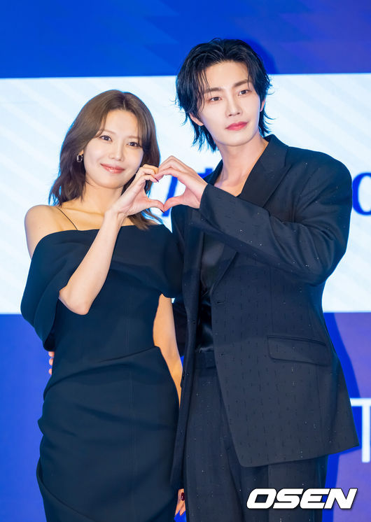 EN=박준형 기자] 16일 오후 서울 신도림 디큐브시티 내 더 세인트 호텔에서 지니 TV 오리지널 드라마 ‘아이돌아이’(연출이광영극본김다린)제작발표회가 진행됐다.팬심 만렙의 스타 변호사 맹세나(최수영분)가 살인 용의자로 몰린 ‘최애’ 아이돌 도라익(김재영분)의 사건을 맡으며 벌어지는 미스터리 법정 로맨스다.배우 최수영과 김재영이 포즈를 취하고 있다.    2025.12.16 / soul1014@osen.co.kr  