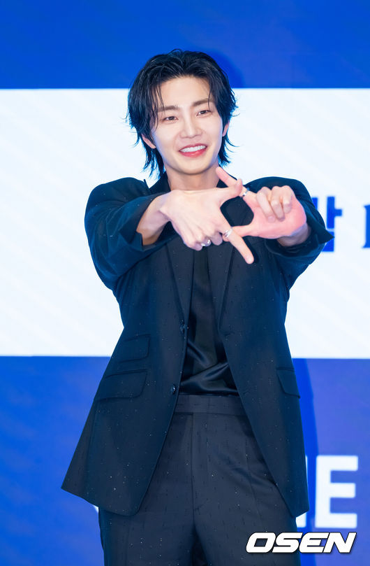 EN=박준형 기자] 16일 오후 서울 신도림 디큐브시티 내 더 세인트 호텔에서 지니 TV 오리지널 드라마 ‘아이돌아이’(연출이광영극본김다린)제작발표회가 진행됐다.팬심 만렙의 스타 변호사 맹세나(최수영분)가 살인 용의자로 몰린 ‘최애’ 아이돌 도라익(김재영분)의 사건을 맡으며 벌어지는 미스터리 법정 로맨스다.배우 김재영이 포즈를 취하고 있다.    2025.12.16 / soul1014@osen.co.kr  