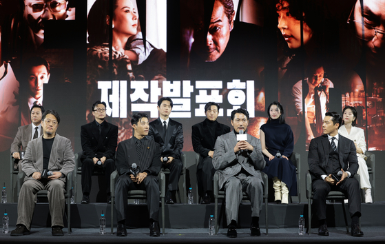 배우 정우성(앞쪽 오른쪽 두번째)이 15일 서울 강남구 그랜드 인터컨티넨탈 파르나스에서 진행된 디즈니+ 오리지널 시리즈 '메이드 인 코리아' 제작발표회에 참석해 인사말을 하고 있다. 뉴스1