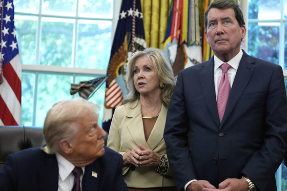 도널드 트럼프 미국 대통령이 지난 9월 15일 테네시주를 지역구로 둔 빌 해거티(오른쪽) 상원의원과 마샤 블랙번 상원 의원을 초청해 대미 투자 성과와 관련한 공개 논의를 진행했다. AP=연합뉴스