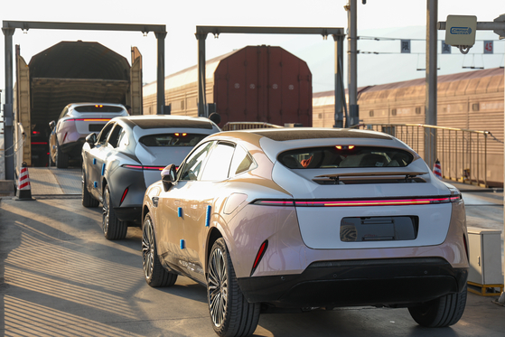 지난 11월 29일 중국 남서부 충칭의 차량 물류 기지에서 수출용 차량들이 화물 열차에 옮겨지고 있다. 신화=연합뉴스