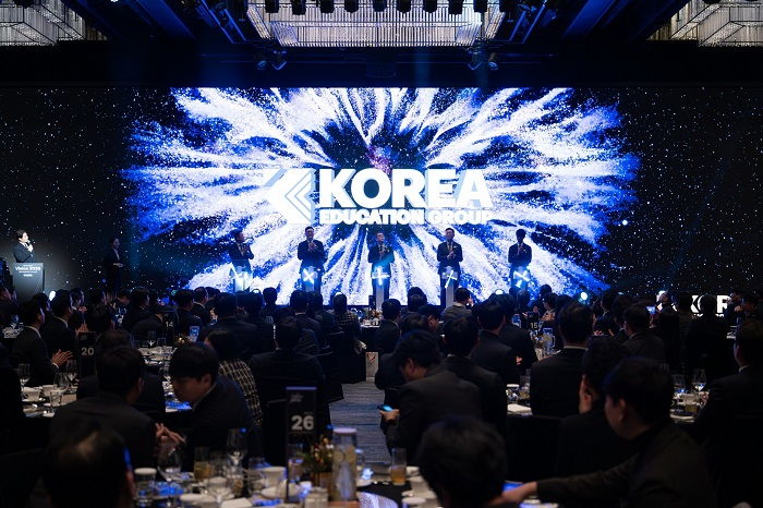코리아교육그룹은 지난 12일 열린 ‘비전2030: 새로운 가능성의 시간’ 선포식에서 기존 교육 사업 강화와 더불어 뷰티·펫·IP·AI 등 라이프케어 기반 신사업 확장을 통해 교육을 넘어선 성장 전략을 추진하겠다고 밝혔다.