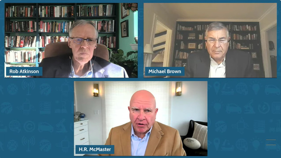 허버트 R 맥매스터 전 미국 백악관 국가안보보좌관(아래)이 15일(현지시간) 미 싱크탱크 정보기술혁신재단(ITIF)이 개최한 온라인 토론에서 발언하고 있다. 윗줄 왼쪽부터 로버트 앳킨슨 ITIF 회장, 마이클 브라운 전 미 국방부 국방혁신부 국장. 사진 ITIF 유튜브 채널 캡처