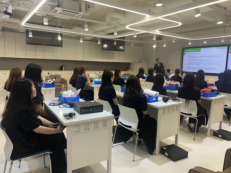 부천대학교 고교단계 일학습병행 공동훈련센터가 진행한 산학일체형 도제학교 학습기업 설명회에서 참가 학생들이 프로그램 안내를 듣고 있다.