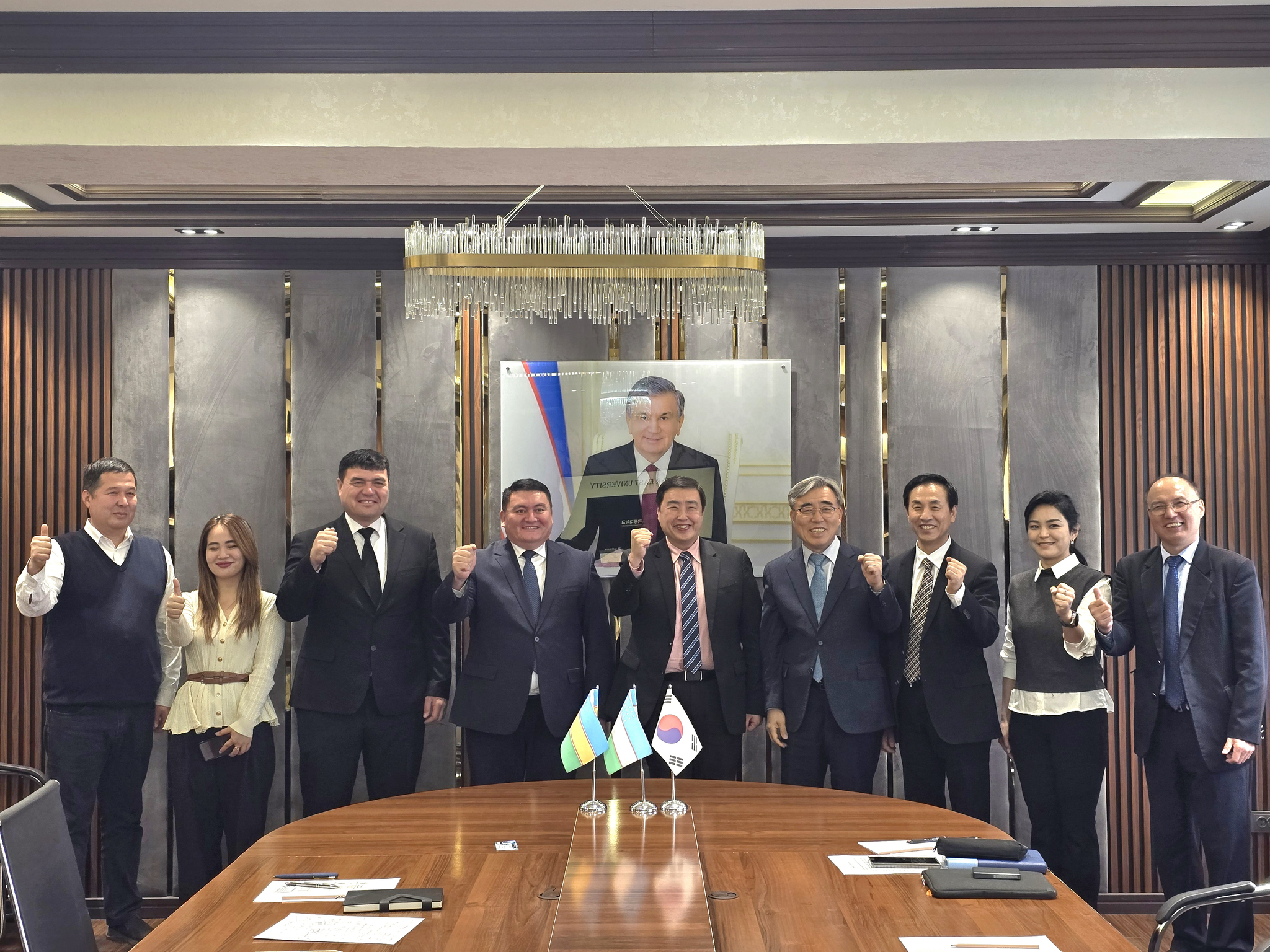 ▲ 극동대학교와 카라칼팍 주립대학교의 업무협약 체결을 기념해 양교 관계자들이 단체 기념촬영을 하고 있다. 이번 협약을 통해 양 대학은 세종학당 설립, 교수·학생 교류, 공동연구 등 다양한 분야에서 협력을 추진할 예정이다.