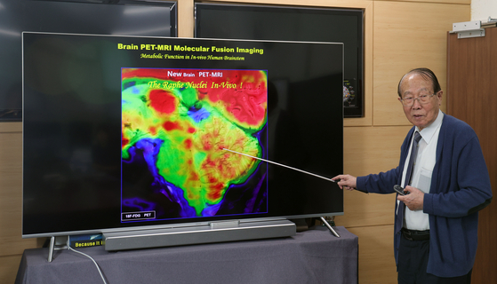 조장희가 직접 준비한 프레젠테이션 자료를 가리키며 설명하는 모습. 강정현 기자