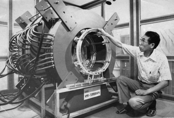 조장희 박사가 한국과학기술원(KAIST)에서 MRI(핵자기공명 단층촬영기)를 점검하고 있다. 중앙포토