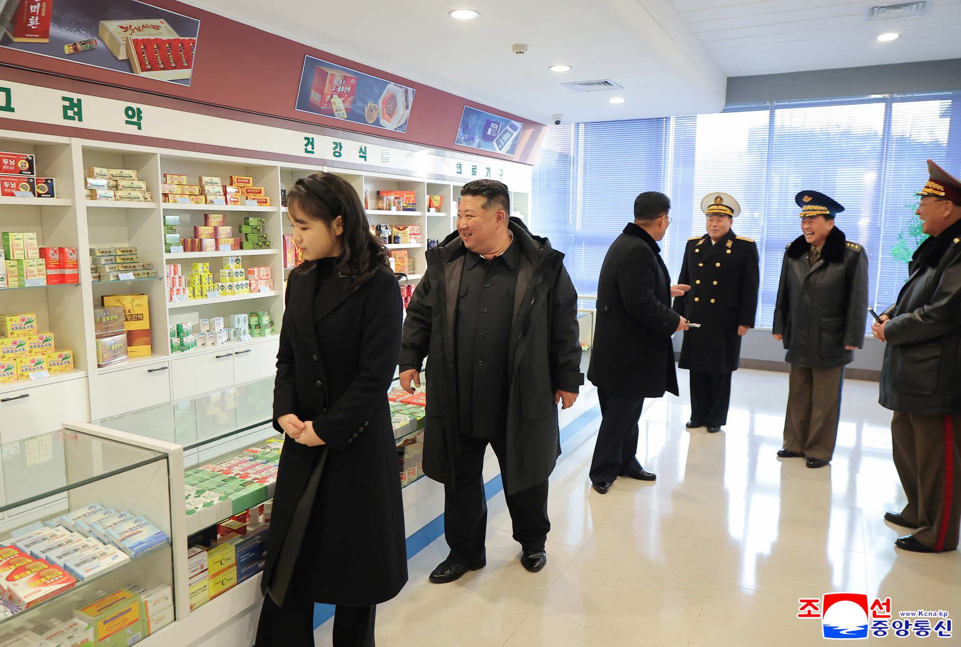 김정은 북한 국무위원장이 15일 진행된 평양시 외곽 강동군 지방공업공장과 종합봉사소 준공식에 참석해 준공 테이프를 끊고 식료공장과 종합봉사소를 둘러보며 만족감을 드러냈다고 조선중앙통신이 16일 보도했다. 연합뉴스