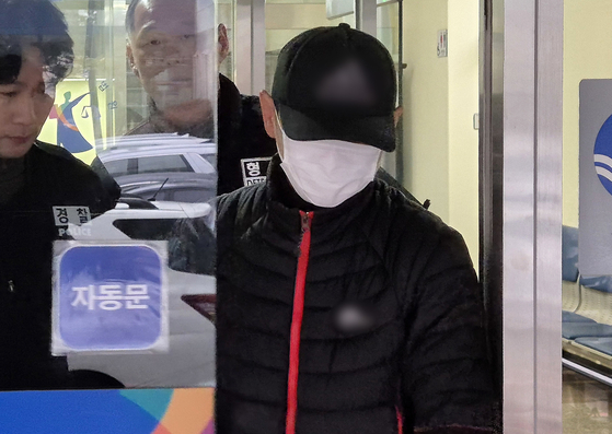  자고 있는 태국인 아내 얼굴에 끓는 물을 부어 화상을 입힌 혐의를 받는 40대 남성 A 씨가 16일 경기도 의정부지법에서 구속 전 피의자 심문(영장실질심사)을 마치고 나서고 있다. 뉴스1