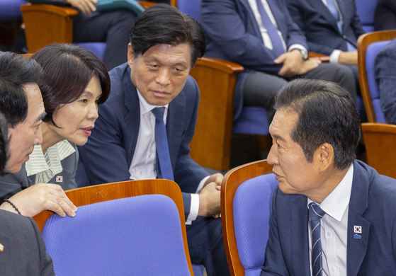 더불어민주당 정청래 대표(시계방향으로)와 박수현 수석대변인, 한정애 정책위의장, 조승래 사무총장이 지난 9월 25일 정부조직법 처리를 예고한 본회의를 앞두고 열린 의원총회에서 여야 협상에 들어간 김병기 원내대표를 기다리며 대화하고 있다. 연합뉴스