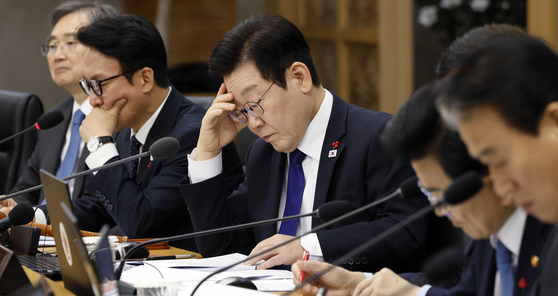 이재명 대통령이 16일 정부세종청사에서 열린 국무회의에서 부처보고를 받고 있다. 대통령실사진기자단 