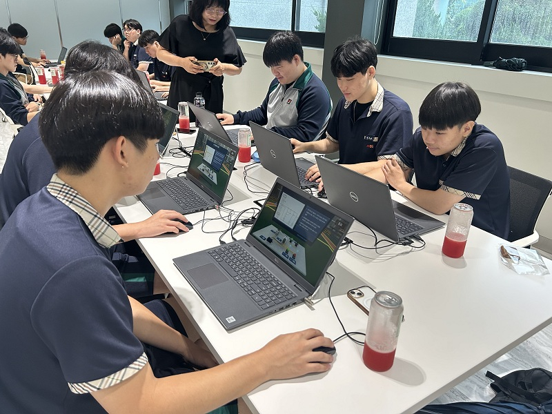 부천대학교 산학일체형 도제학교 프로그램에 참여한 학생들이 실습 수업에서 산업 현장 시뮬레이션 프로그램을 활용해 직무 역량을 학습하고 있다.