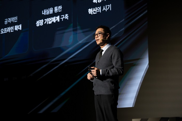 코리아교육그룹 김영우 대표가 12일 JW메리어트 호텔 서울에서 열린 ‘비전2030: 새로운 가능성의 시간’ 선포식에서 연매출 5,000억 원 달성을 목표로 교육 중심 기업에서 라이프케어 플랫폼 기업으로의 도약을 담은 향후 5개년 전략을 발표하고 있다.