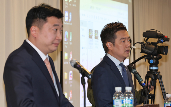 김세의 가로세로연구소 대표와 故김새론 유족 법률대리인 부지석 변호사가 지난 5월 7일 배우 김수현 관련 기자회견을 하고 있다. 뉴스1