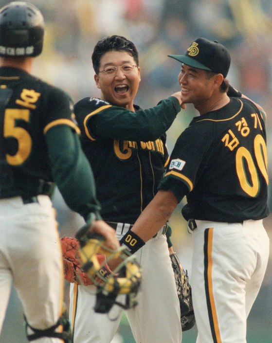 현대 왕조를 지탱했던 에이스 정민태(가운데). 오른쪽은 인천 야구의 아들 김경기. 중앙포토