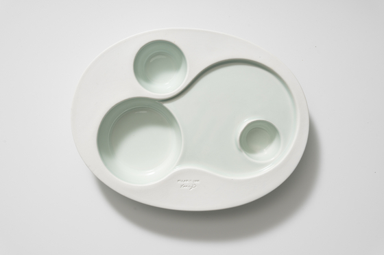 백자로 만든 음식 트레이. [사진 누크갤러리]