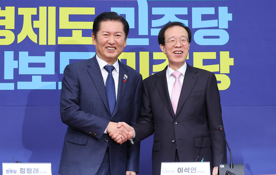 정청래 더불어민주당 대표(왼쪽)가 11일 국회에서 이석연 국민통합위원회 위원장을 만나 기념촬영을 하고 있다. 임현동 기자