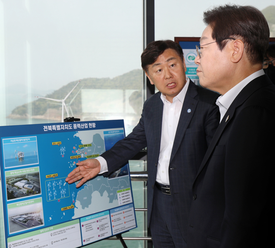 이재명 대통령(오른쪽)이 지난 4월 24일 새만금을 찾아 김관영 지사의 설명을 듣고 있다. [뉴스1]