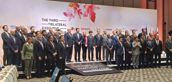 지난 10월 15일 일본 도쿄 게이단렌(經團連·일본경제단체연합회) 회관에서 열린 한미일 경제대화에서 참석자들이 기념 촬영하고 있다.   이날 행사에는 정의선 현대차그룹 회장, 이재용 삼성전자 회장, 조현준 효성그룹 회장 등이 참석했다. 빌 해거티 상원의원은 미국 정계 및 정부를 대표해 참석했다. 연합뉴스