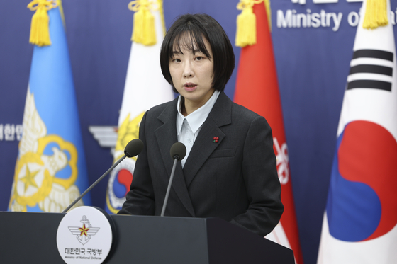 정빛나 국방부 신임 대변인이 16일 국방부에서 브리핑을 하고 있다. 연합뉴스