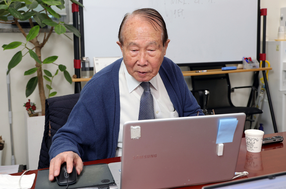 조장희가 연구실에서 노트북으로 작업하는 모습. 강정현 기자