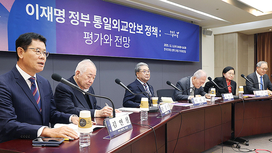 지난 3일 오전 서울 중구 한국프레스센터에서 '이재명 정부 통일외교안보 정책:평가와 전망'을 주제로 남북관계 원로 특별좌담이 열리고 있다. 왼쪽부터 김연철 한반도평화포럼 이사장, 문정인 연세대 명예교수, 이재정 전 통일부장관, 정세현 전 통일부장관, 정현백 전 여가부장관, 양무진 북한대핵원대학교 석좌교수. 뉴스1