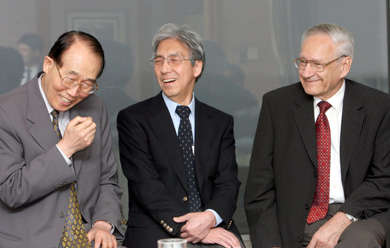 왼쪽부터 조장희, fMRI를 발명한 오가와 세이지 박사, MRI를 개발한 공로로 노벨화학상을 받은 리처드 R. 에른스트 박사. 중앙포토