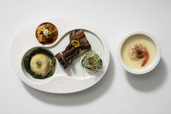 백자로 만든 음식 트레이 사용 사례. [사진 누크갤러리]