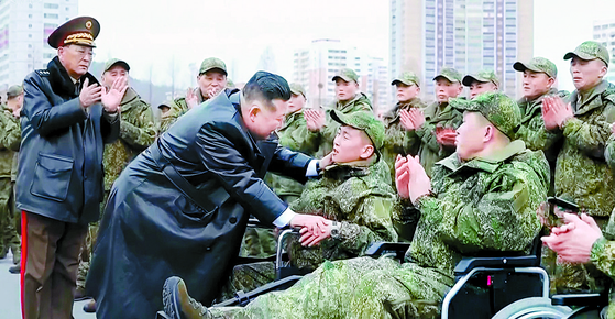 북한 조선중앙TV가 지난 13일 ″해외작전지역에 출병하였던 조선인민군 공병부대 지휘관, 전투원들이 부과된 군사임무를 완수하고 승리의 개가드높이 귀국하였다″며 ″제528공병련대(연대) 환영식이 12일 수도 평양의 4.25문화회관광장에서 성대히 진행되었다″고 보도했다. 이날 환영식에는 김정은 국무위원장이 참석해 북한군의 공로를 치하했다. 조선중앙TV=뉴시스