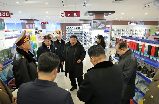 김정은 북한 국무위원장이 지난 15일 강동군 지방공업공장 및 종합봉사소 준공식에 참석해 간부들에게 지시를 내리는 모습. 뒤에 있는 딸 주애는 다를 곳을 바라보고 있다. 노동신문, 뉴스1