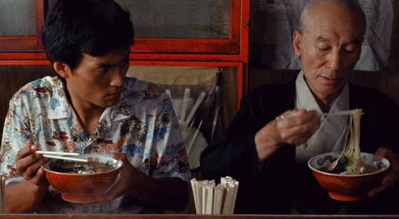 1985년에 제작된 음식 영화 ‘담뽀뽀’. 제자에게 라멘 먹는 법을 전수하는 노인. [사진 디스테이션]