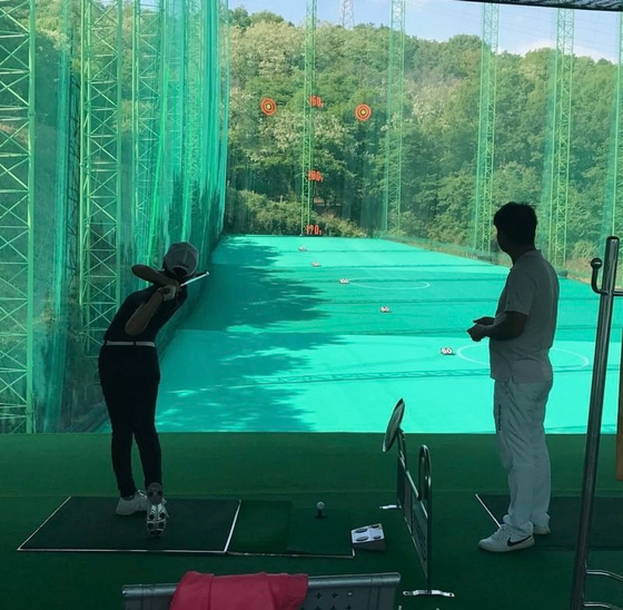 이동은이 어릴적 이건희씨 지도를 받으며 연습하는 모습. 이건희씨는 1997년부터 2013년까지 KPGA 투어에서 활약했다. [사진 이동은]