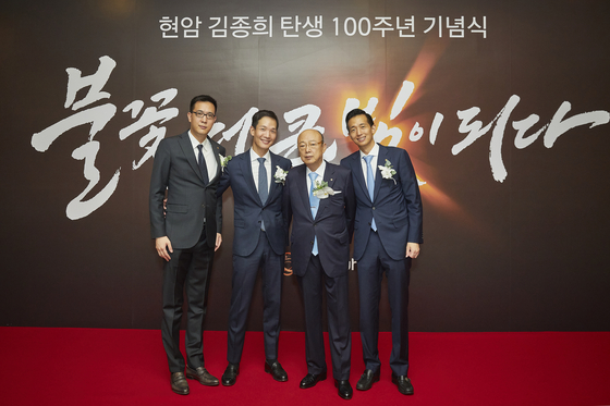 지난 2022년 한화그룹 창업주인 현암 김종희 회장의 탄생 100주년 기념식에서 (왼쪽부터) 김동선 한화갤러리아 부사장, 김동원 한화생명 사장, 김승연 한화그룹 회장, 김동관 한화그룹 부회장이 기념 촬영을 하고 있다. 사진 한화
