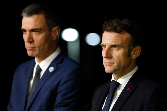 페드로 산체스 스페인 총리(왼쪽)와 에마뉘엘 마크롱 프랑스 대통령이 지난 2022년 12월 9일 알리칸테에서 열린 유로-지중해 그룹 정상회담에서 공동 기자회견을 하고 있다. AFP=연합뉴스