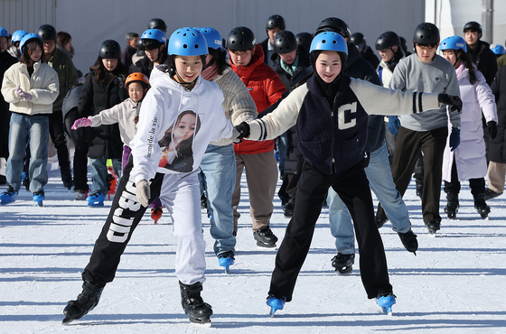 지난 2월 9일 오후 서울 중구 서울광장 스케이트장을 찾은 시민들과 관광객들이 스케이트를 즐기고 있다. 뉴스1