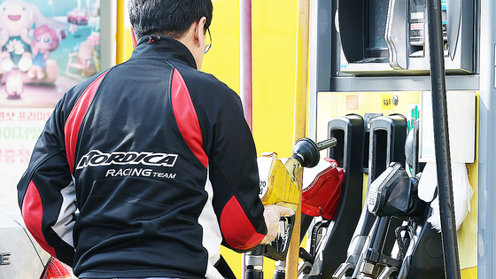  국제유가는 공급과잉 우려로 하락하는데 국내 체감은 미미하다. 미국 달러당 원화가치가 하락하면서 수입물가 오른 영향이다. 이달 초 서울 한 주유소에서 시민이 주유를 하고 있다. 연합뉴스