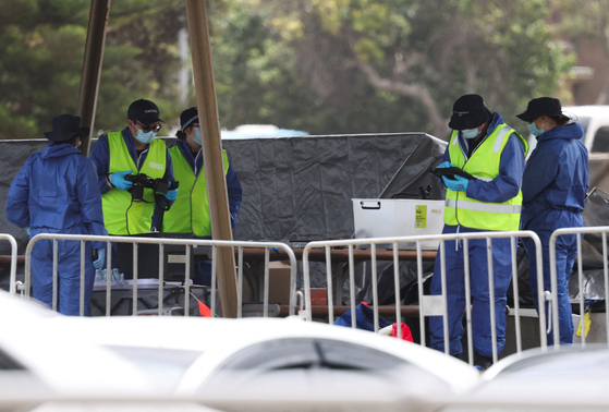 15일(현지시간) 호주 시드니 본다이 해변에서 열린 유대교 명절 행사 도중 발생한 총격 사건 현장에서 포렌식 요원들이 현장 조사를 하고 있다. 로이터=연합뉴스