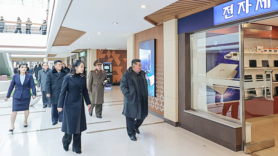  김정은 북한 국무위원장이 지난 15일 강동군 지방공업공장 준공식에 참석해 종합봉사소를 둘러보는 모습. 노동신문=뉴스1