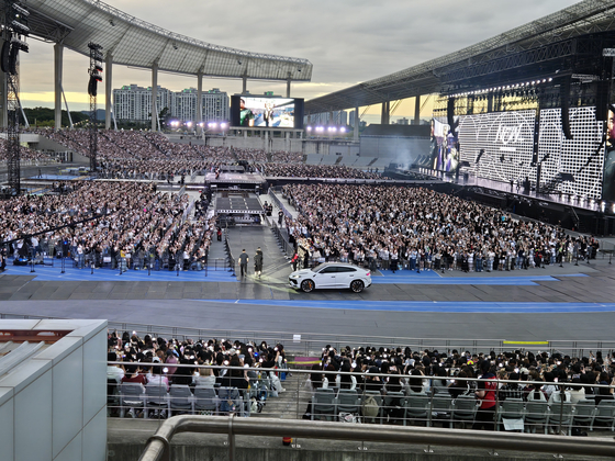 지난 9월 인천아시아드주경기장에서 열린 그룹 세븐틴의 공연 모습. 사진 인천시설관리공단