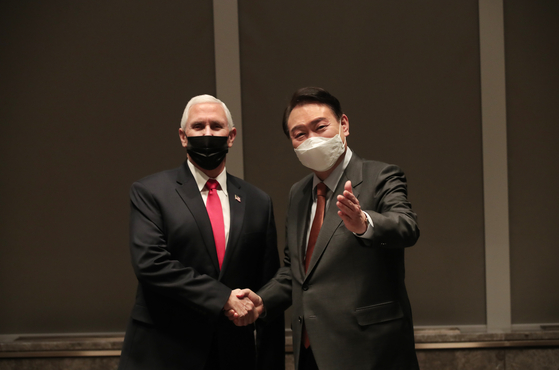 윤석열 당시 국민의힘 대선후보가 지난 2022년 2월 서울 송파구 롯데 시그니엘에서 마이크 펜스 전 미국 부통령과 면담에 앞서 악수하고 있다. 사진 국민의힘